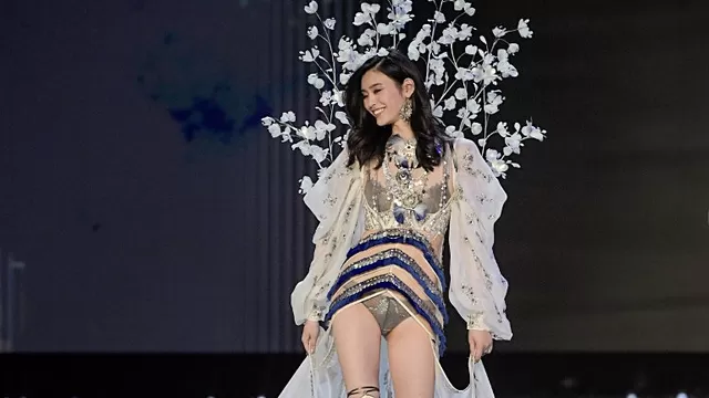 Modelo Ming Xi se cayó en desfile de Victoria's Secret. Foto: AFP