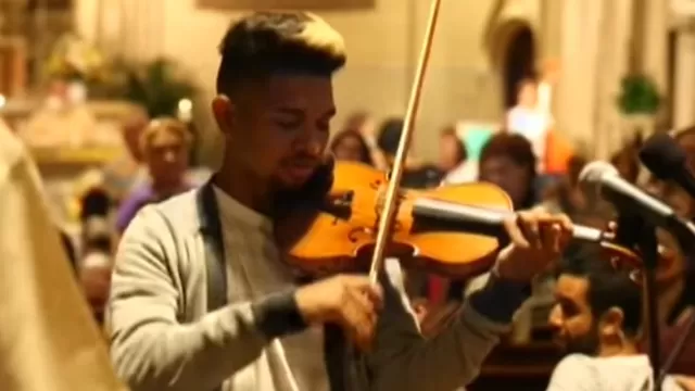 Violinista de las protestas en Venezuela toca en Nueva York para pedir paz