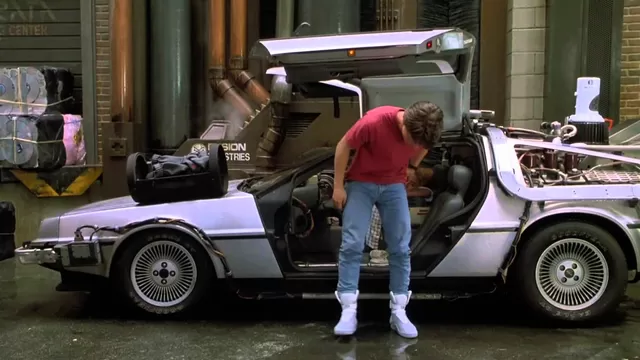 Marty McFly probando su ropa futurista. (V&iacute;a: YouTube)
