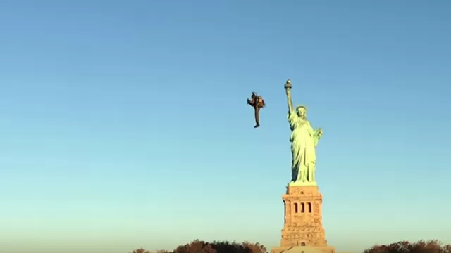 YouTube:  australiano cogió su mochila y voló sobre la Estatua de la Libertad 