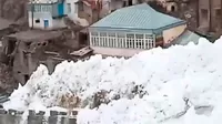 YouTube: Captan el momento en que una avalancha deja totalmente aislado a un pueblo en Rusia