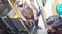 YouTube: Chofer lanza a ladrón armado por la puerta de su autobús y evita ser asaltado