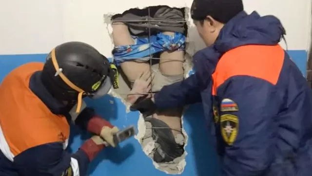 YouTube: Hombre cae por conducto de ventilaci&oacute;n desde d&eacute;cimo piso. Foto: captura