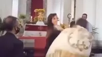 YouTube: Mujer abofetea y patea a cura que daba una misa por Semana Santa 