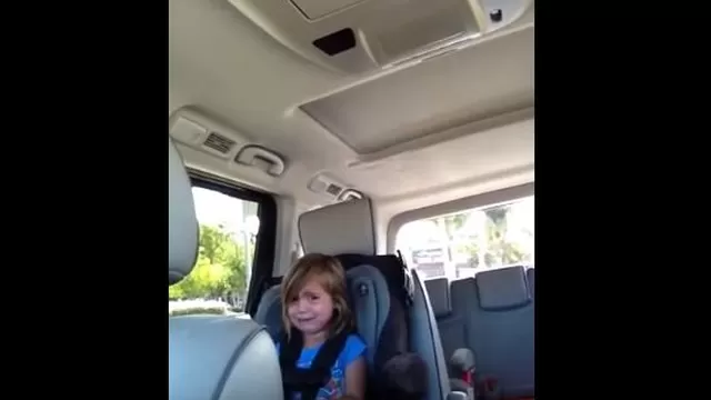 YouTube: niña llora de rabia al enterarse que Adam Levine es casado