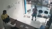 YouTube: Perro callejero entra a veterinaria y muestra su pata lesionada para 'pedir ayuda'