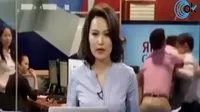 YouTube: Presentadora de noticiero lee información en vivo mientras detrás de ella ocurre una pelea
