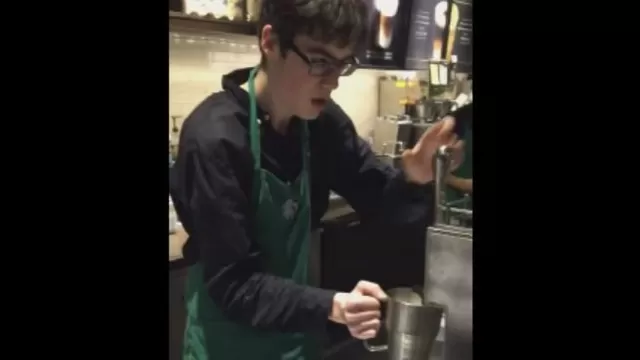YouTube: Sam es el empleado con autismo de Starbucks que baila y sirve café