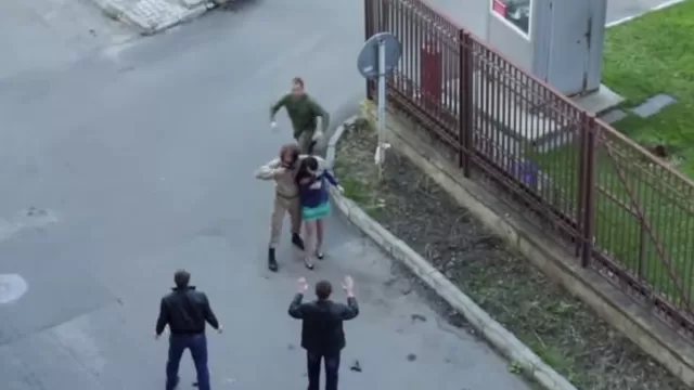 YouTube: soldado actúa para salvar a una mujer y descubre que era una escena de película