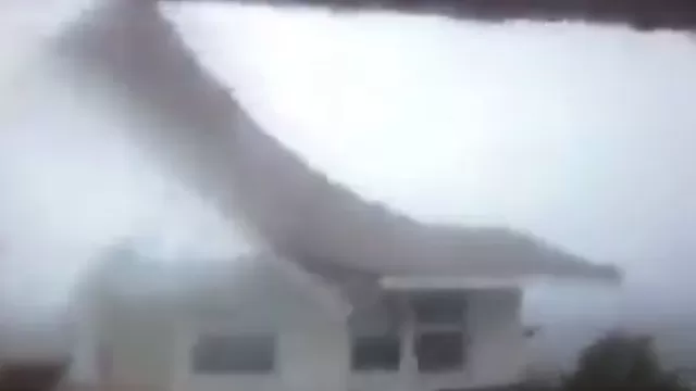 YouTube: el techo de casa se desprende por huracán Matthew 