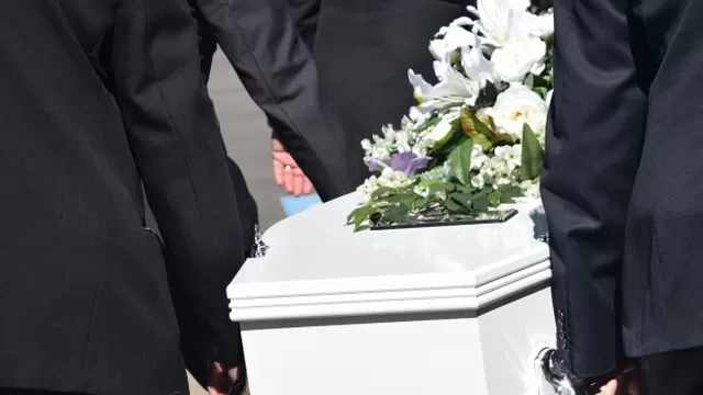 YouTube viral: hombre sorprende a su familia en su funeral al hacerles creer que estaba vivo
