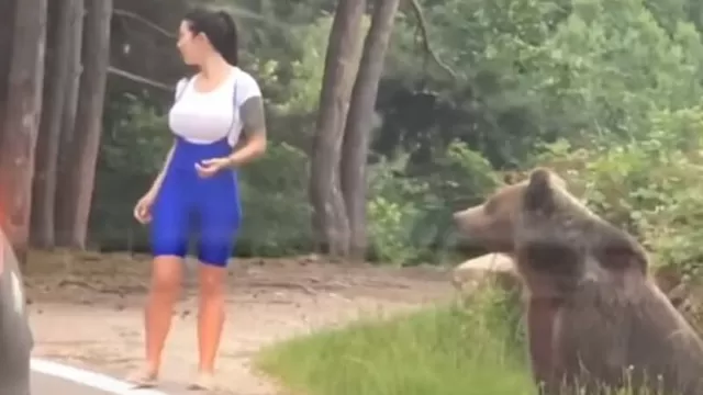 Rumania: Joven se acerca a oso salvaje para tomarse una foto, pero todo acaba mal