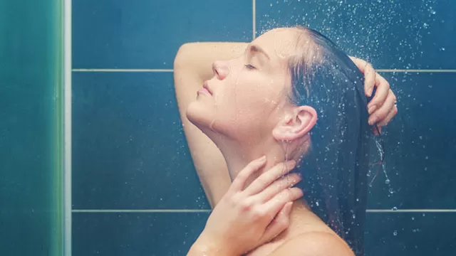 Dos especialistas te explican qué pasa con tu cuerpo cuando te bañas con agua caliente