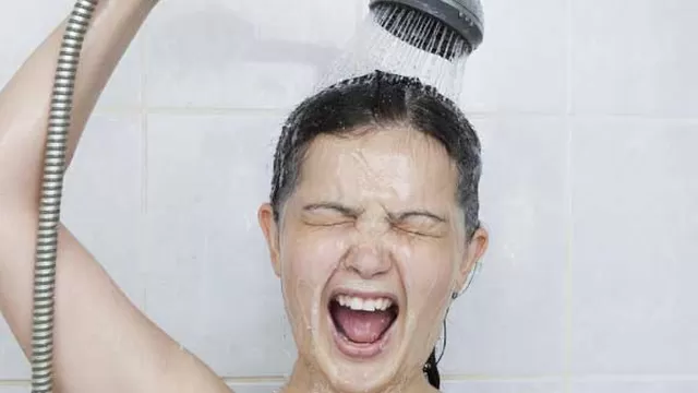 Aseguran que ducharse todos los días le hace daño a tu piel