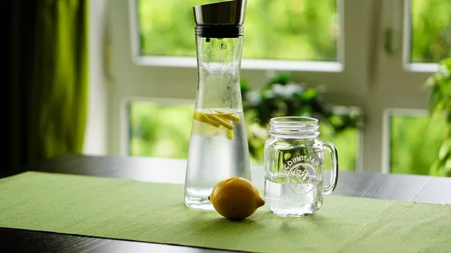 Beneficios y peligros del agua con limón