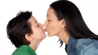 ¿Por qué no debes besar a tus hijos en la boca?
