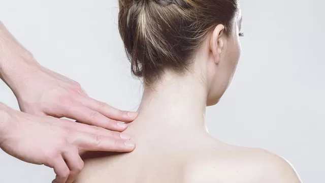 La osteoporosis afecta principalmente a mujeres después de la menopausia