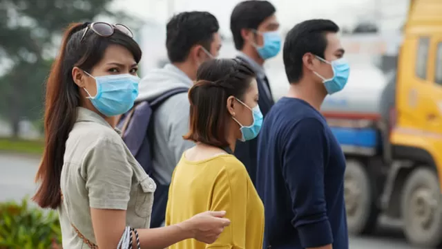Miles de personas usan mascarillas para protegerse del coronavirus
