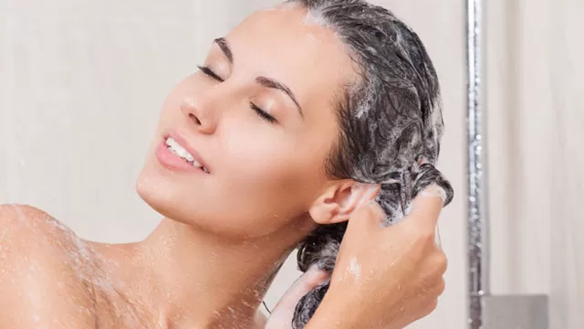 Cuánto tiempo debes dejar actuar el shampoo en tu cabello