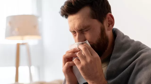 Los problemas nasales son una de las causas del dolor de garganta en un paciente.