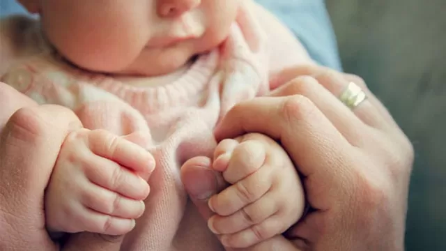 Un bebé puede descubrir objetos y reconocer a las personas a través del tacto.