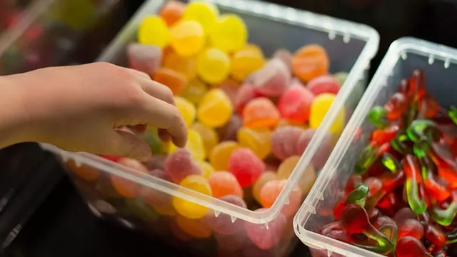Lo que debes hacer si tu hijo se indigesta por el consumo de dulces