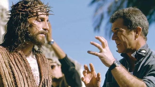 Mel Gibson dirigiendo al actor Jim Caviezel que tomó el papel de Jesús. 