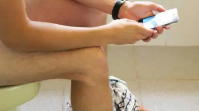 Los riesgos de llevar el celular al baño
