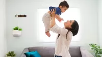 ¿Por qué es peligroso cargar y lanzar a los bebés al aire?