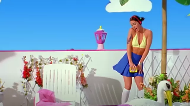 Escena del video musical de Barbie Girl del grupo Aqua. 