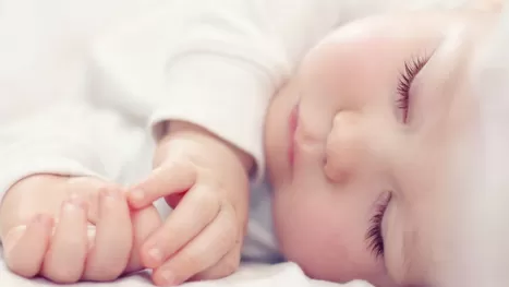 ¿Qué significa soñar con un bebé y verle la cara?