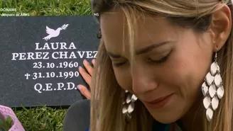 Macarena rompió en llanto al visitar la "tumba" de su madre
