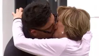 Silvio robó apasionado beso a Francesca.