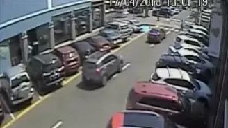 Mujer arrolló con camioneta a un hombre dentro de un café y aún sigue manejando