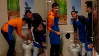 Pedrito, Simón y Percy limpiaron baño de restaurante tras no pagar cuenta
