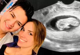 Deyvis Orozco y Cassandra Sánchez De Lamadrid anunciaron que serán padres con tierna imagen de su bebé