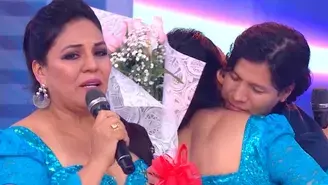 Dina Páucar llora al ser sorprendida por su hijo mayor en televisión.