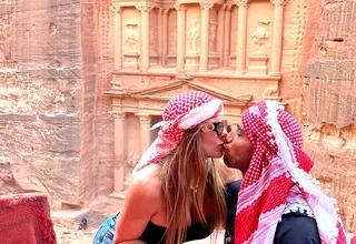 Alejandra Baigorria y Said Palao protagonizaron tierno beso frente al Tesoro de Petra en Jordania