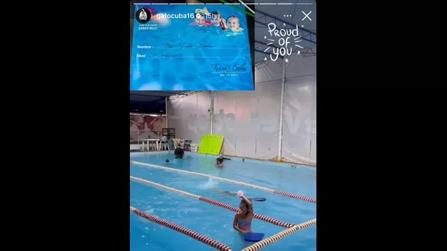 Rodrigo Cuba celebra el avance de Mía en la natación