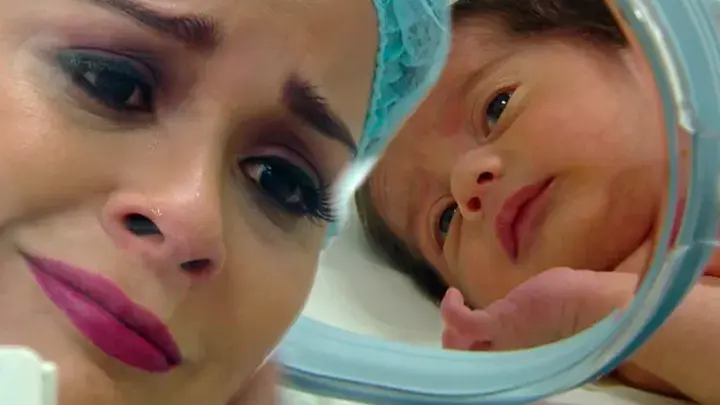	<p>Cristina lloró al conocer a su bebé.</p>