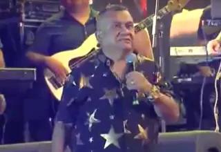 Tony Rosado reaparece en concierto y se excusa: "Allá es normal esos shows"