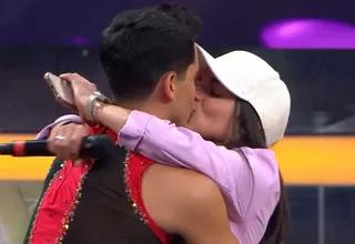 Raysa Ortiz sorprendió en vivo a Santiago Suárez con apasionado beso