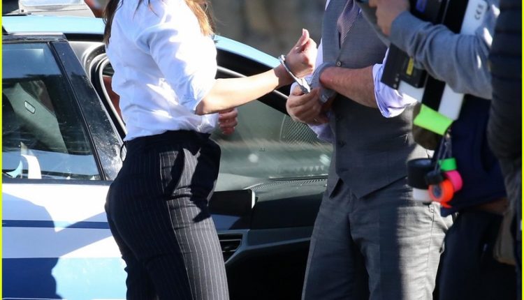 tom-cruise-hayley-atwell-handcuffed-together-mission-impossible-05