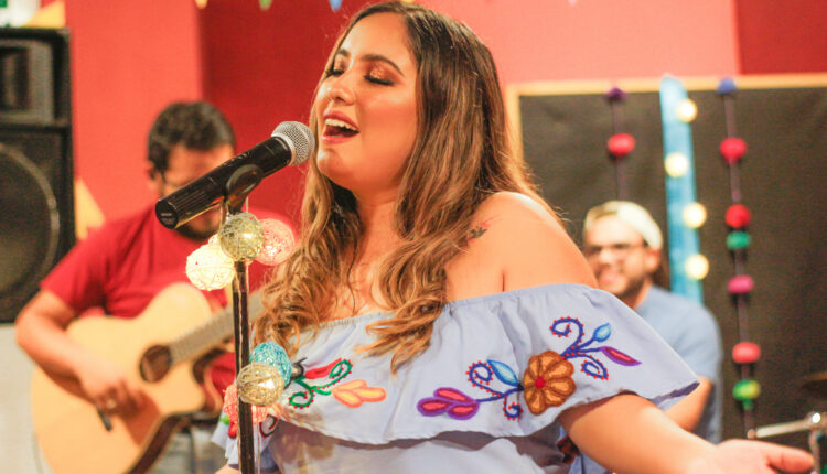 Daniela Prado lanza hermosa versión andina de 'Como la flor' | Cinescape