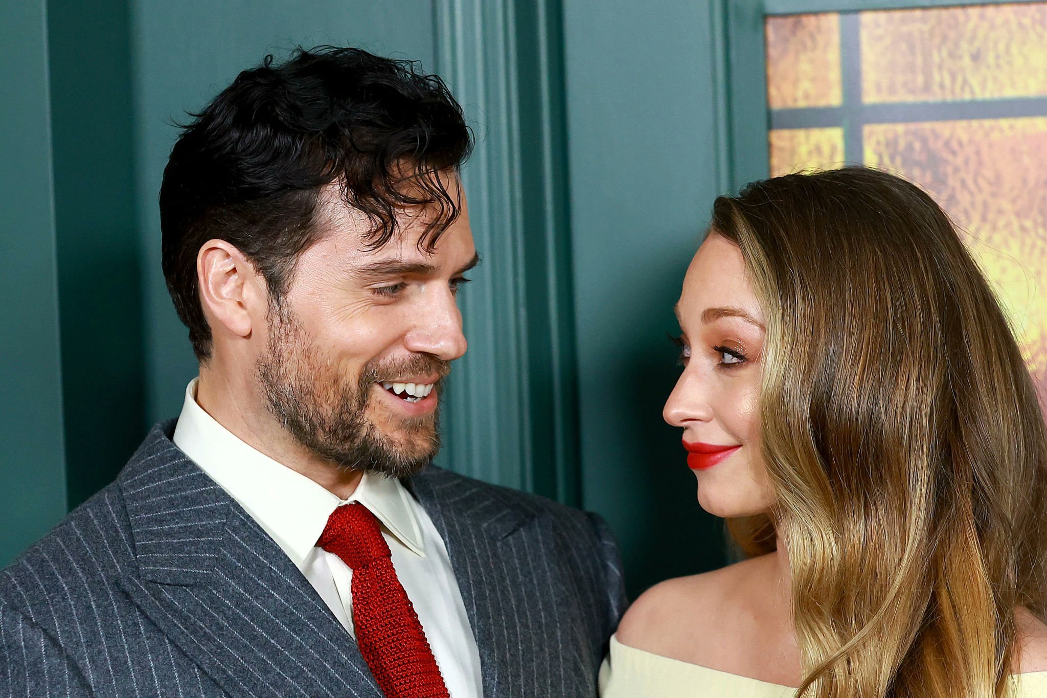 Henry Cavill posa por primera vez junto a su novia, Natalie Viscuso, en una Alfombra Roja | Cinescape