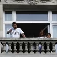 ¡Locura en París! Messi saludó a hinchas desde el hotel Le Royal Monceau
