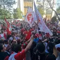 Selección peruana saludó a los hinchas que los esperaron en Barcelona