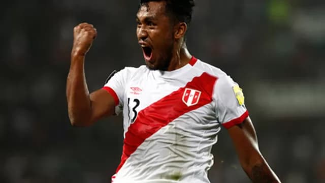 Renato Tapia tiene tatuado el escudo nacional en el pecho-foto-1