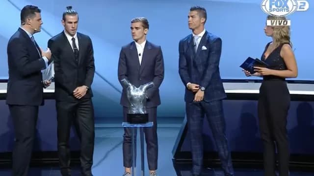 El delantero del Atlético de Madrid acudió con zapatillas a la ceremonia.-foto-1