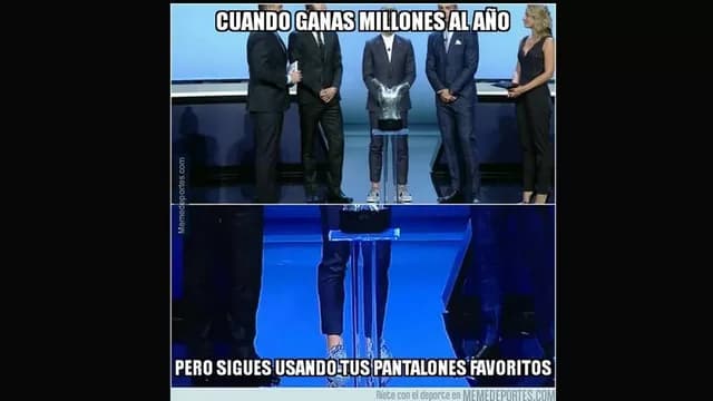 El delantero del Atlético de Madrid acudió con zapatillas a la ceremonia.-foto-2